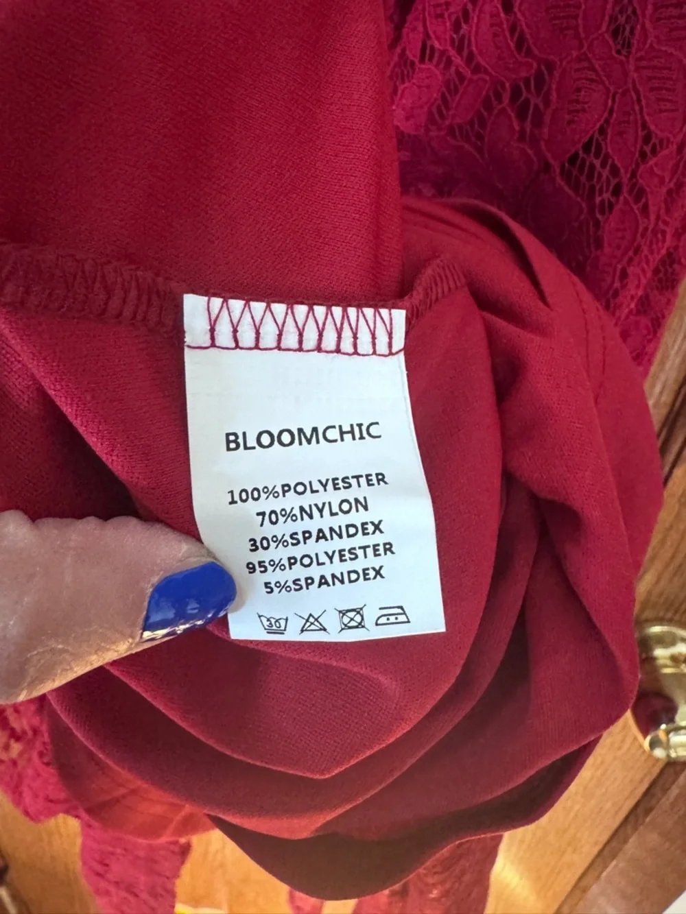 Red lace dress - Picture 3 of 4